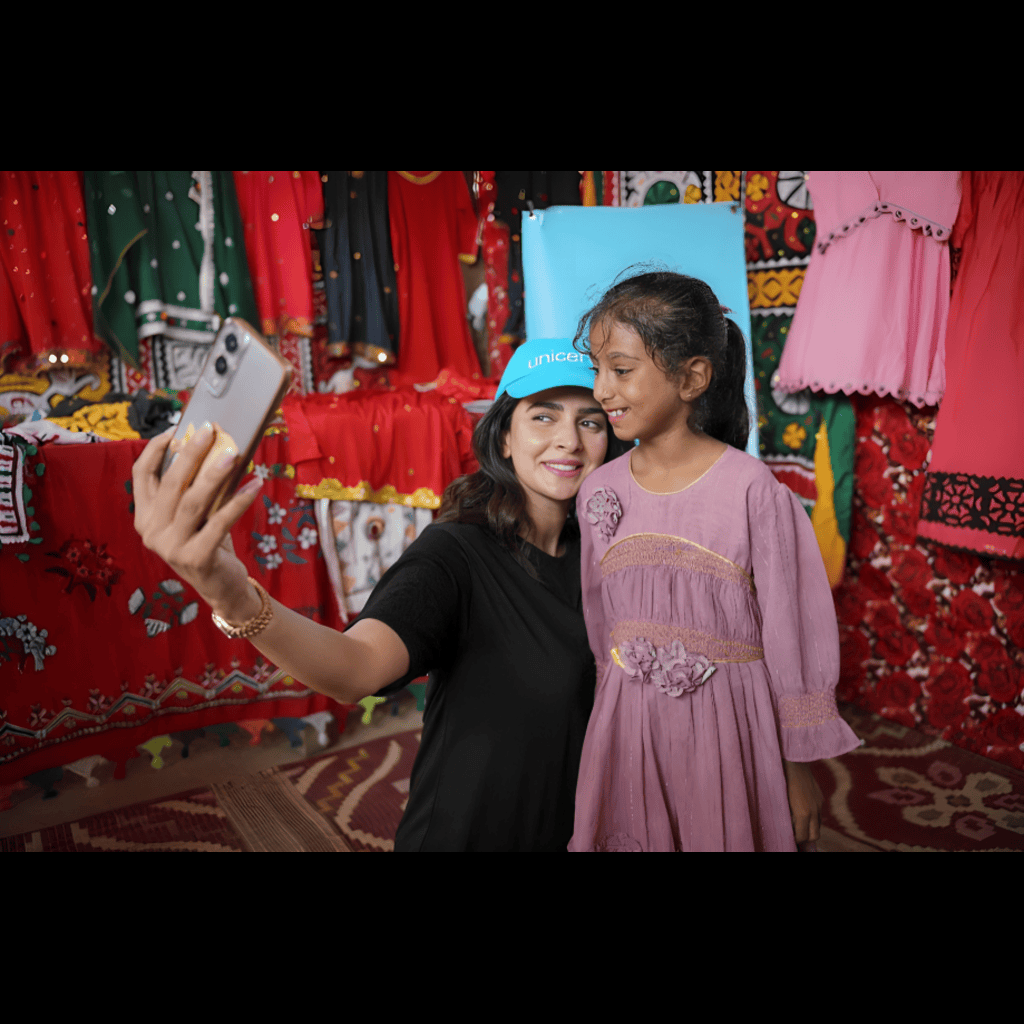 saba-qamar-selfie-with-girl-unicef